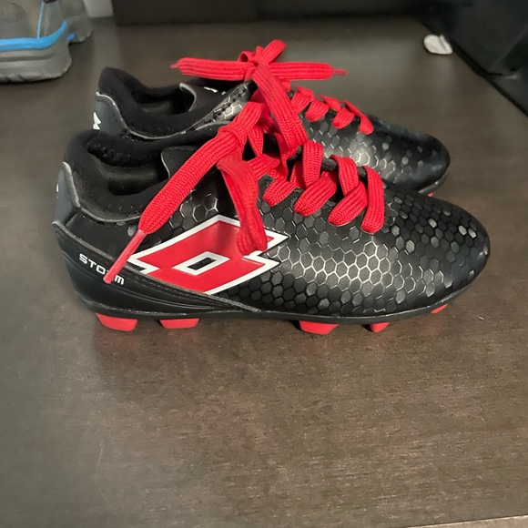 Boys outdoor soccer shoes size 8T - Picture 1 of 3